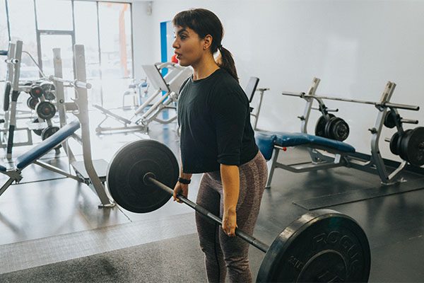 woman lifting weights in a modern gym in Albuquerque Ventana
